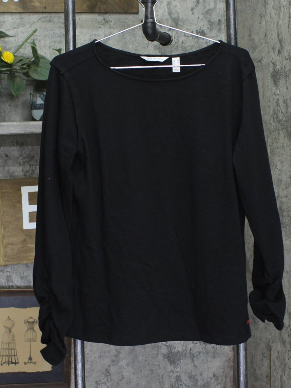 Black Peace Love World Boatneck Long Sleeve Tee With Ruching A667157 Sz M